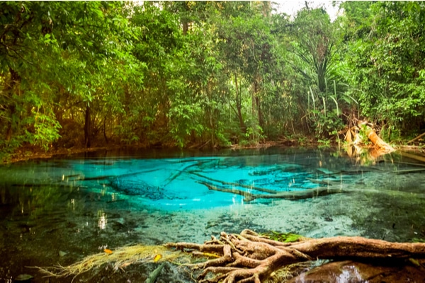 the blue lagoon with the clear blue water in the center clearly visible